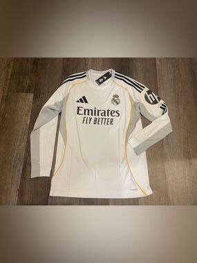 Adidas Real Madrid 25/26 Long Sleeve Home Jersey.
- Size M Men.